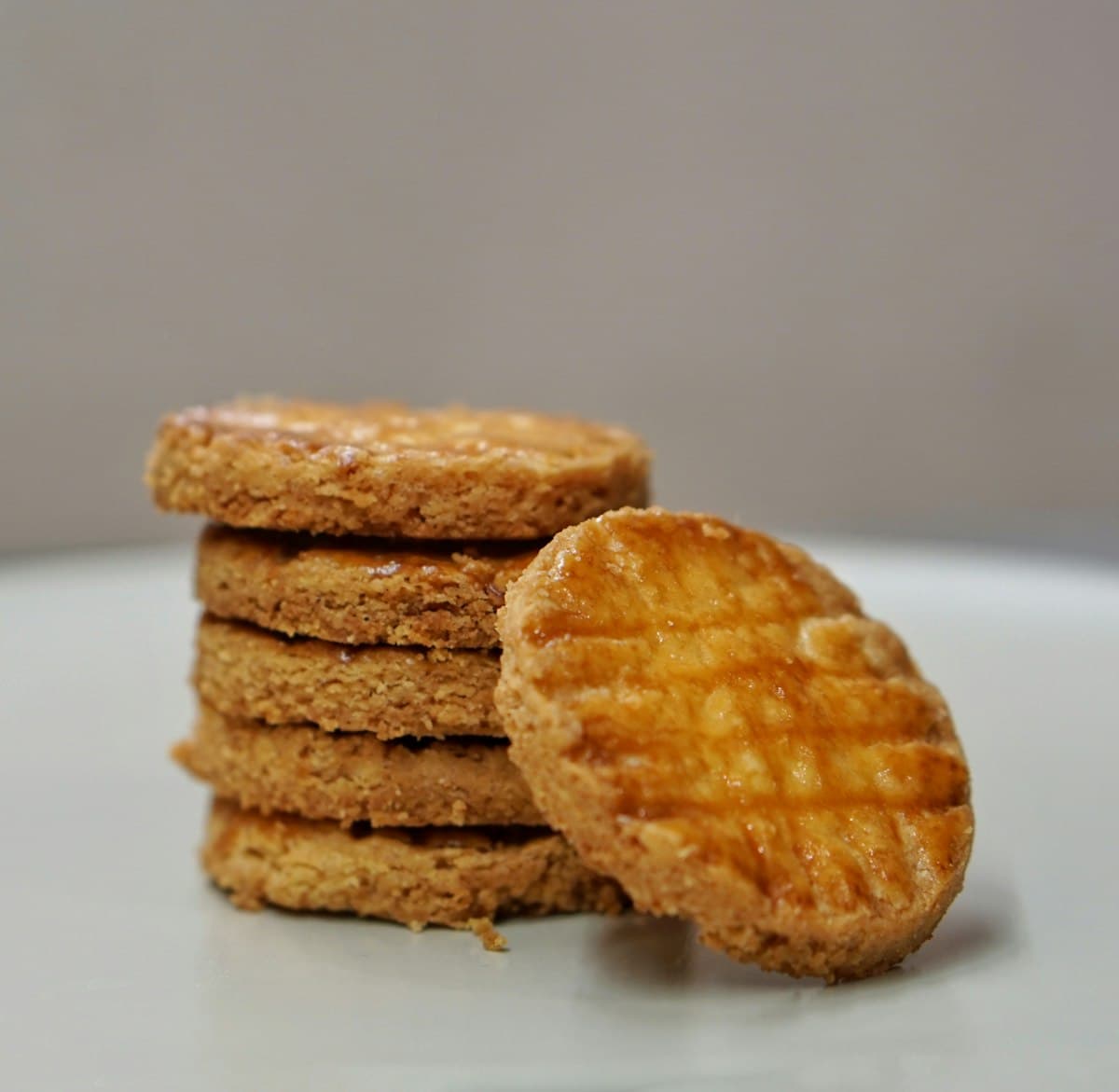 Biscuits dorés empilés sur une assiette